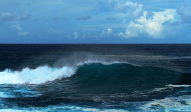 Gran Canaria, kuzey kıyısı, Puertillo de Banaderos bölgesi, kıyı boyunca güçlü okyanus dalgaları.