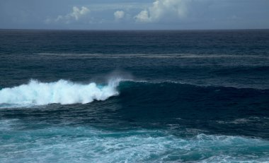 Gran Canaria, kuzey kıyısı, Puertillo de Banaderos bölgesi, kıyı boyunca güçlü okyanus dalgaları.
