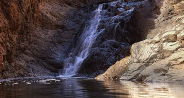 Gran Canaria, adanın güney kesimindeki çılgın Barranco del Toro çevresindeki yürüyüş rotası boyunca uzanan manzaralar, mağaralar ve mağaralarla dolu, San Agustin tatil köyüne yakın, kış yağmurlarından sonra vadide sular akıyor.