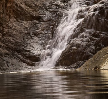 Gran Canaria, adanın güney kesimindeki çılgın Barranco del Toro çevresindeki yürüyüş rotası boyunca uzanan manzaralar, mağaralar ve mağaralarla dolu, San Agustin tatil köyüne yakın, kış yağmurlarından sonra vadide sular akıyor.
