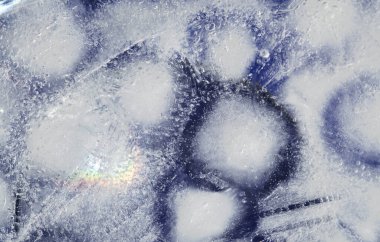 Buz kalıpları ayrı buz kalıplarına dönüşmüş.