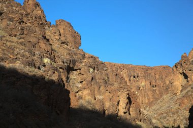 Gran Canaria, Barranco Hondo 'nun etrafındaki yürüyüş yolu boyunca uzanan manzaralar, adanın güney tarafındaki derin vadi, mağaralar ve mağaralarla dolu, Juan Grande köyüne yakın.