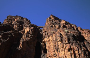 Gran Canaria, Barranco Hondo 'nun etrafındaki yürüyüş yolu boyunca uzanan manzaralar, adanın güney tarafındaki derin vadi, mağaralar ve mağaralarla dolu, Juan Grande köyüne yakın.