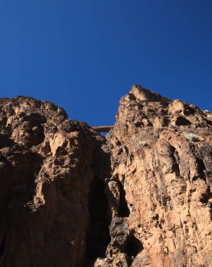 Gran Canaria, Barranco Hondo 'nun etrafındaki yürüyüş yolu boyunca uzanan manzaralar, adanın güney tarafındaki derin vadi, mağaralar ve mağaralarla dolu, Juan Grande köyüne yakın.