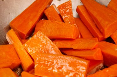 Tatlı patatesi kes, yağlı ve tuzlu, kızarmaya hazır.