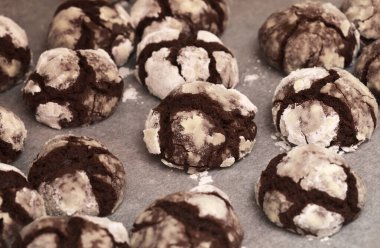 Kış şenlikli pişirme - parşömenle kaplı tepside şekerli çikolatalı kurabiyeler