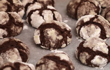 Kış şenlikli pişirme - parşömenle kaplı tepside şekerli çikolatalı kurabiyeler