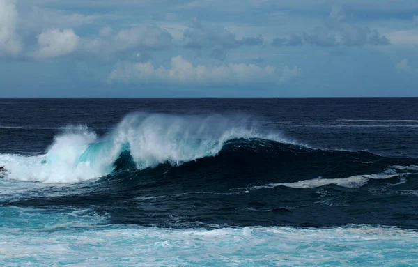 Gran Canaria, kuzey kıyısı, Puertillo de Banaderos bölgesi, kıyı boyunca güçlü okyanus dalgaları.