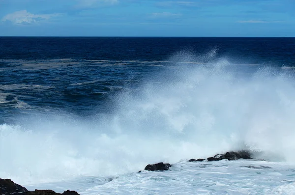 Гран Канарія Північне Узбережжя Пуертільйо Банадерос Могутні Океанські Хвилі Пробиваються — стокове фото