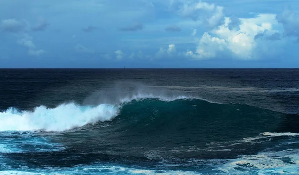 Gran Canaria, kuzey kıyısı, Puertillo de Banaderos bölgesi, kıyı boyunca güçlü okyanus dalgaları.