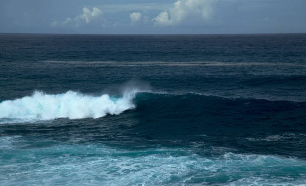 Gran Canaria, kuzey kıyısı, Puertillo de Banaderos bölgesi, kıyı boyunca güçlü okyanus dalgaları.
