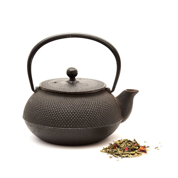 Зеленый чай смешивается с лепестками сакуры изолированы на белом фоне