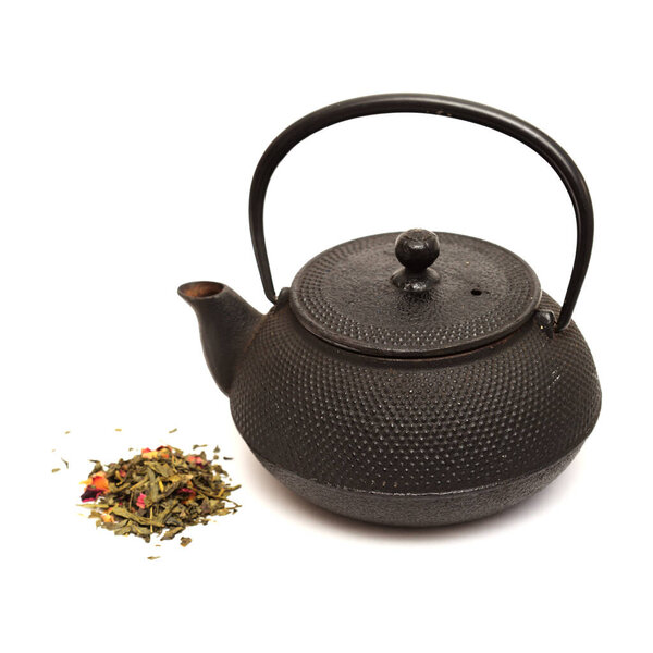 Зеленый чай смешивается с лепестками сакуры изолированы на белом фоне