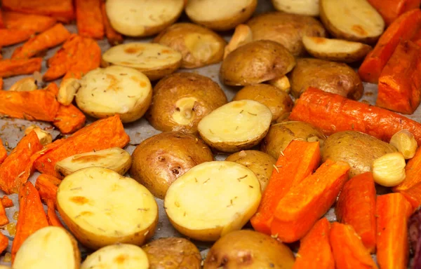 Comida Conforto Inverno Verduras Raiz Assadas Uma Bandeja Forno Coberta — Fotografia de Stock