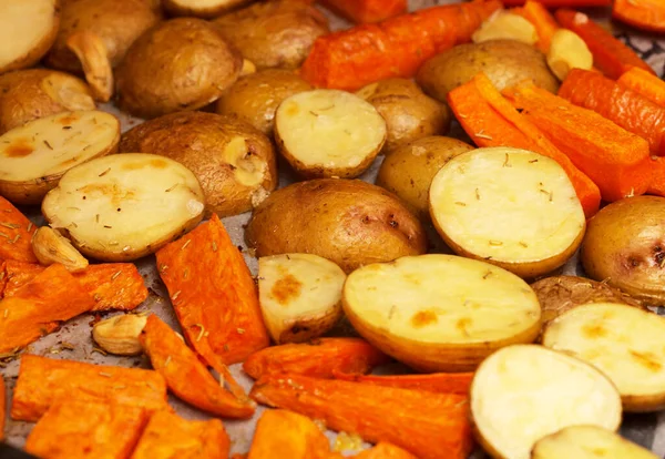 Comida Invierno Verduras Raíz Asadas Una Bandeja Horno Cubierta Con — Foto de Stock