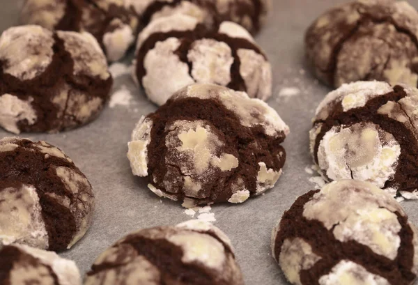 冬のお祝いのベーキング 羊皮紙で覆われたオーブントレイに砂糖をアイシングしたチョコレートクッキー — ストック写真