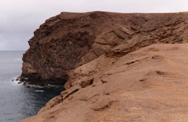 Galdar ve Agaete belediyeleri arasında aşınmış kuzey batı kıyısı manzarası, Sardina del Norte ve Puerto de Las Nieves köyleri arasında yürüyüş