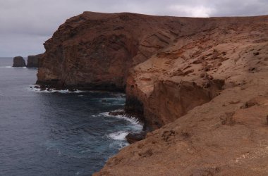 Galdar ve Agaete belediyeleri arasında aşınmış kuzey batı kıyısı manzarası, Sardina del Norte ve Puerto de Las Nieves köyleri arasında yürüyüş
