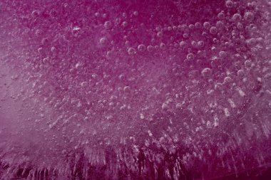 İçinde küçük yuvarlak hava kabarcıkları olan buzlu bir doku. 