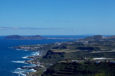 Adanın kuzeyindeki Gran Canaria, Santa Maria de Guia belediyesindeki Tagoror de Gallego arkeolojik alanından Las Palmas ve La Isleta yarımadasına doğru, ufukta Fuerteventura