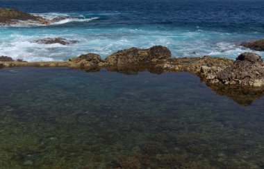 Gran Canaria, kuzey kıyısındaki sarp kayalıkların altındaki doğal deniz suyu havuzları ve okyanustan volkanik kayalarla ayrılmış, Sardina del Norte bölgesi.