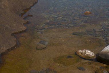 Gran Canaria, kuzey kıyısındaki sarp kayalıkların altındaki doğal deniz suyu havuzları ve okyanustan volkanik kayalarla ayrılmış, Sardina del Norte bölgesi.