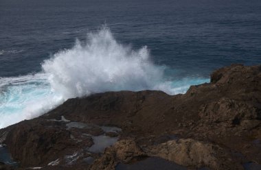 Gran Canaria, kuzey kıyısındaki sarp kayalıkların altındaki doğal deniz suyu havuzları ve okyanustan volkanik kayalarla ayrılmış, Sardina del Norte bölgesi.