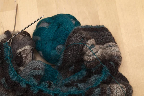 making a two-sided ribbed circular scarf with long-section dyed variegated wool, two different colors used