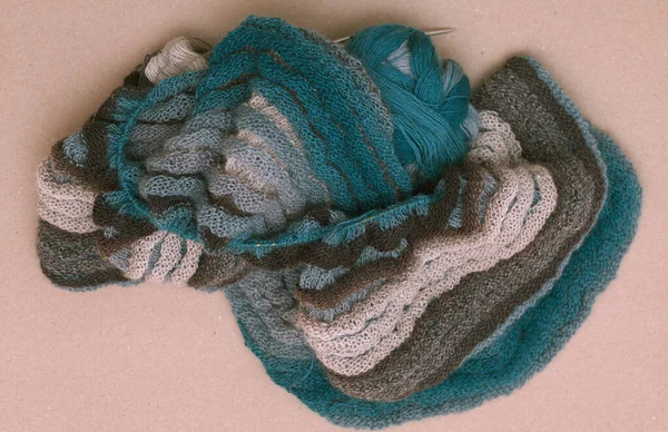 making a two-sided ribbed circular scarf with long-section dyed variegated wool, two different colors used