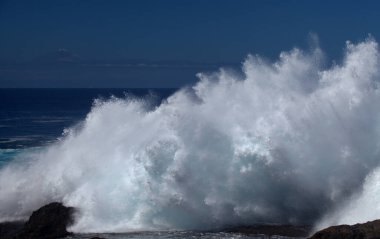Gran Canaria, kuzey kıyısı, Punta Sardina Burnu 'nun çevresi, güçlü köpüklü okyanus dalgaları kıyı boyunca kırdıyor