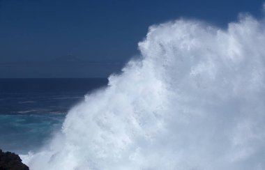 Gran Canaria, kuzey kıyısı, Punta Sardina Burnu 'nun çevresi, güçlü köpüklü okyanus dalgaları kıyı boyunca kırdıyor