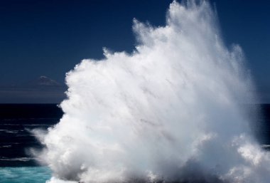 Gran Canaria, kuzey kıyısı, Punta Sardina Burnu 'nun çevresi, güçlü köpüklü okyanus dalgaları kıyı boyunca kırdıyor