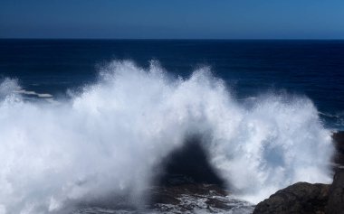 Gran Canaria, kuzey kıyısı, Punta Sardina Burnu 'nun çevresi, güçlü köpüklü okyanus dalgaları kıyı boyunca kırdıyor