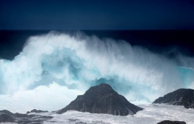 Gran Canaria, kuzey kıyısı, Punta Sardina Burnu 'nun çevresi, güçlü köpüklü okyanus dalgaları kıyı boyunca kırdıyor