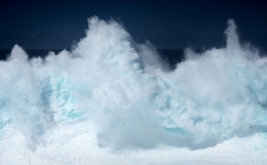 Gran Canaria, kuzey kıyısı, Punta Sardina Burnu 'nun çevresi, güçlü köpüklü okyanus dalgaları kıyı boyunca kırdıyor