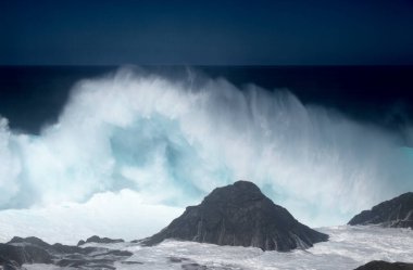 Gran Canaria, kuzey kıyısı, Punta Sardina Burnu 'nun çevresi, güçlü köpüklü okyanus dalgaları kıyı boyunca kırdıyor