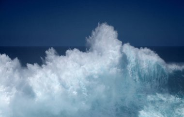 Gran Canaria, kuzey kıyısı, Punta Sardina Burnu 'nun çevresi, güçlü köpüklü okyanus dalgaları kıyı boyunca kırdıyor