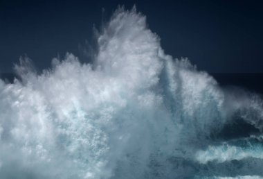 Gran Canaria, kuzey kıyısı, Punta Sardina Burnu 'nun çevresi, güçlü köpüklü okyanus dalgaları kıyı boyunca kırdıyor