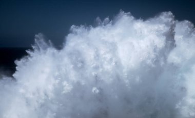 Gran Canaria, kuzey kıyısı, Punta Sardina Burnu 'nun çevresi, güçlü köpüklü okyanus dalgaları kıyı boyunca kırdıyor