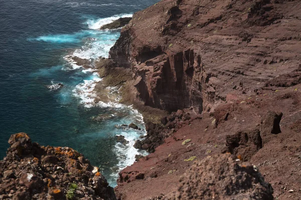 Gran Canaria, kuzey kıyısı, Punta Sardina Burnu 'nun çevresi, güçlü köpüklü okyanus dalgaları kıyı boyunca kırdıyor
