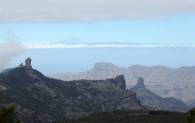Gran Canaria, adanın merkezi anıtsal kısmının manzarası, Las Cumbres, ie The Summits, sisli bir gün