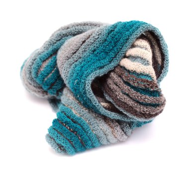 Beyaz arka planda izole edilmiş üç boyutlu kaburga desenli yünlü el örgü eşarbı.