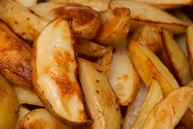 Fırın patates cipsi yaptı. Yemek arkaplanını rahatlattı.