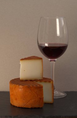 Kanarya Adaları Üretimi - Fuerteventura 'da kırmızı biber ile kaplanmış yarı pişmiş keçi peyniri