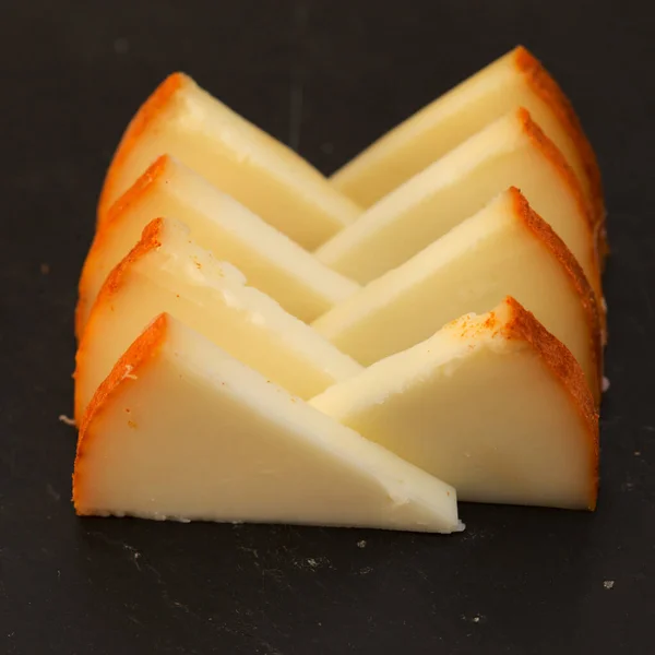 加那利群岛的产品 在弗尔特文图拉制作的 覆盖着红辣椒的轻度半固化山羊奶酪 — 图库照片