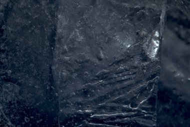 İçinde küçük yuvarlak hava kabarcıkları olan buz dokusu. 