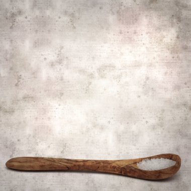 Kare biçiminde eski dokuma kağıt arka planda ahşap bir kaşık dolusu deniz ürünü.