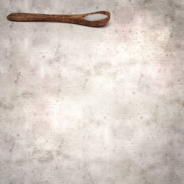Kare biçiminde eski dokuma kağıt arka planda ahşap bir kaşık dolusu deniz ürünü.