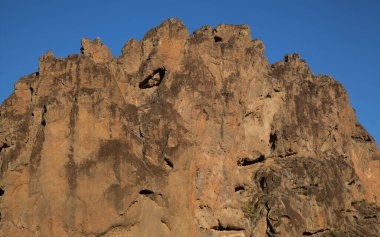 Gran Canaria, adanın merkezi manzarası, Las Cumbres, ie The Summits, kaya oluşumu Chimirique ile ikonik Roque Nublo arasındaki kısa yürüyüş, akşam ışığı.
