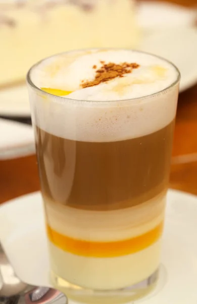 Vielschichtiges Kaffeelikör Getränk Namens Barraquito Oder Zaperoco Typisch Für Teneriffa — Stockfoto